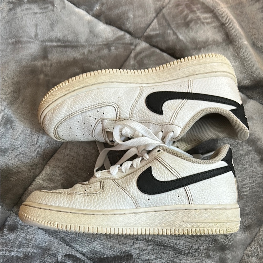 Nike Air Force 1 Classic White and Black Y1